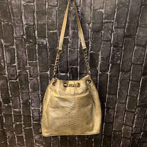Michael Kors FRANKIE Embossed
Leather Glossy Silver Metallic Python
Bucket Bag - Picture 7 of 16